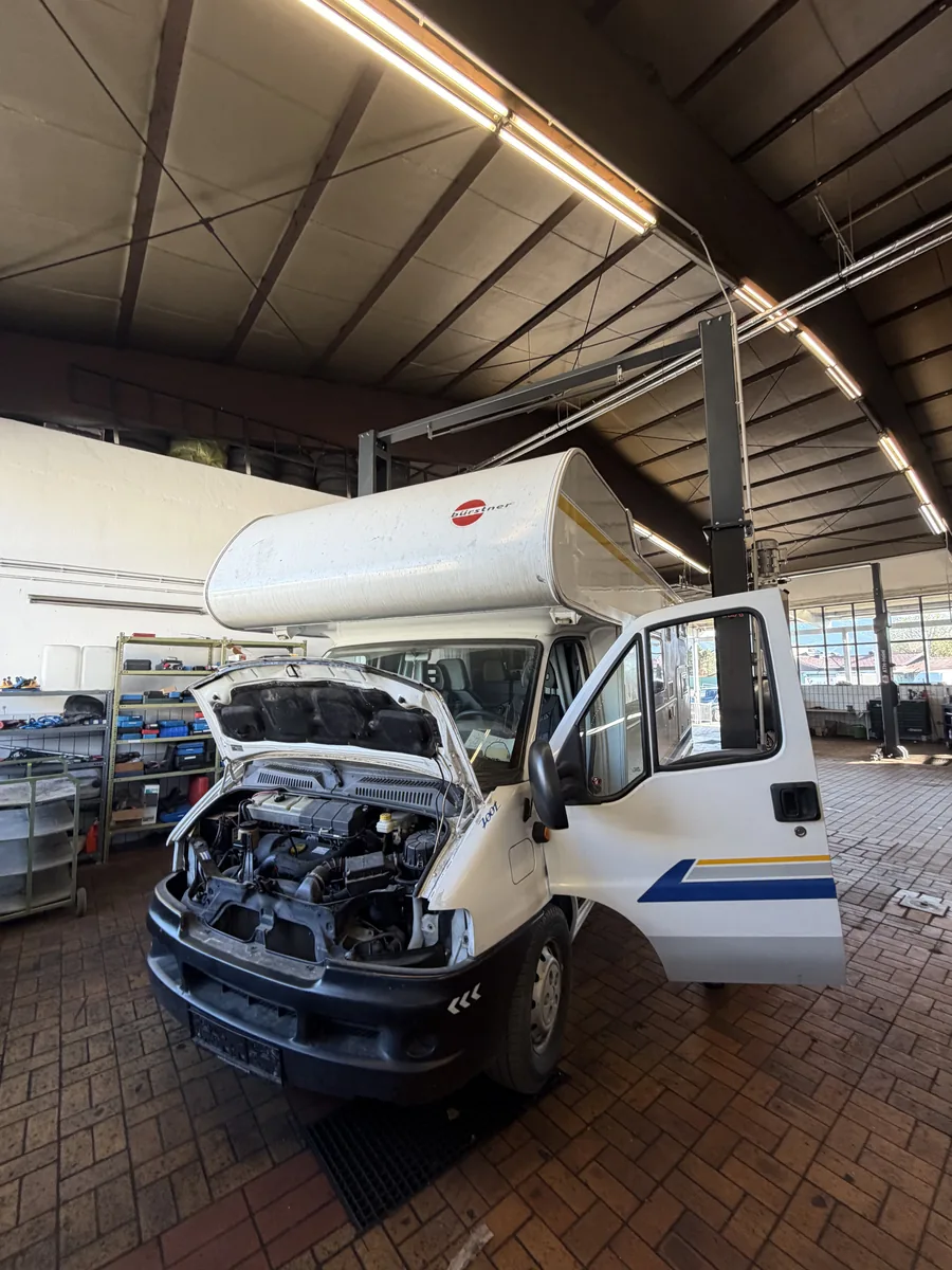 Bürstner Wohnmobil mit geöffneter Motorhaube beim Service-Check