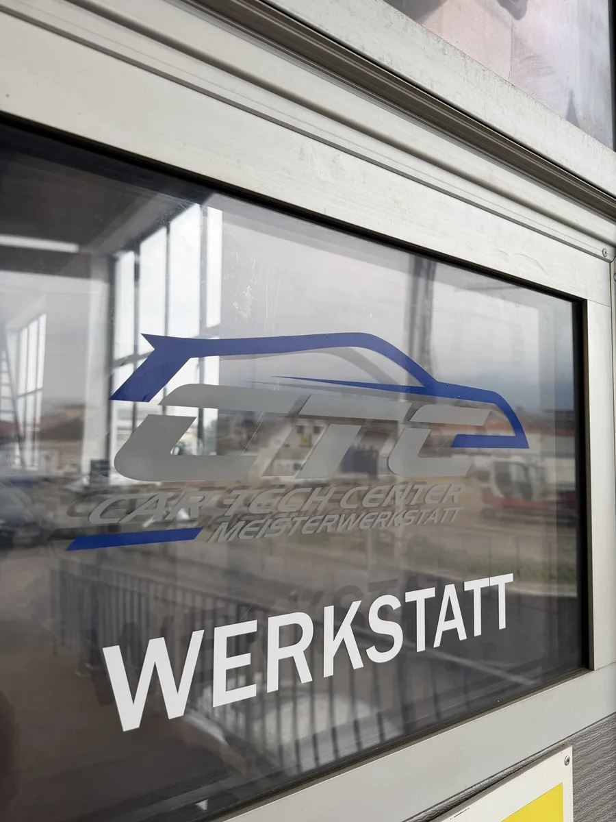 CTC Car Tech Center Meisterwerkstatt Logo und Schild am Werkstatteingang
