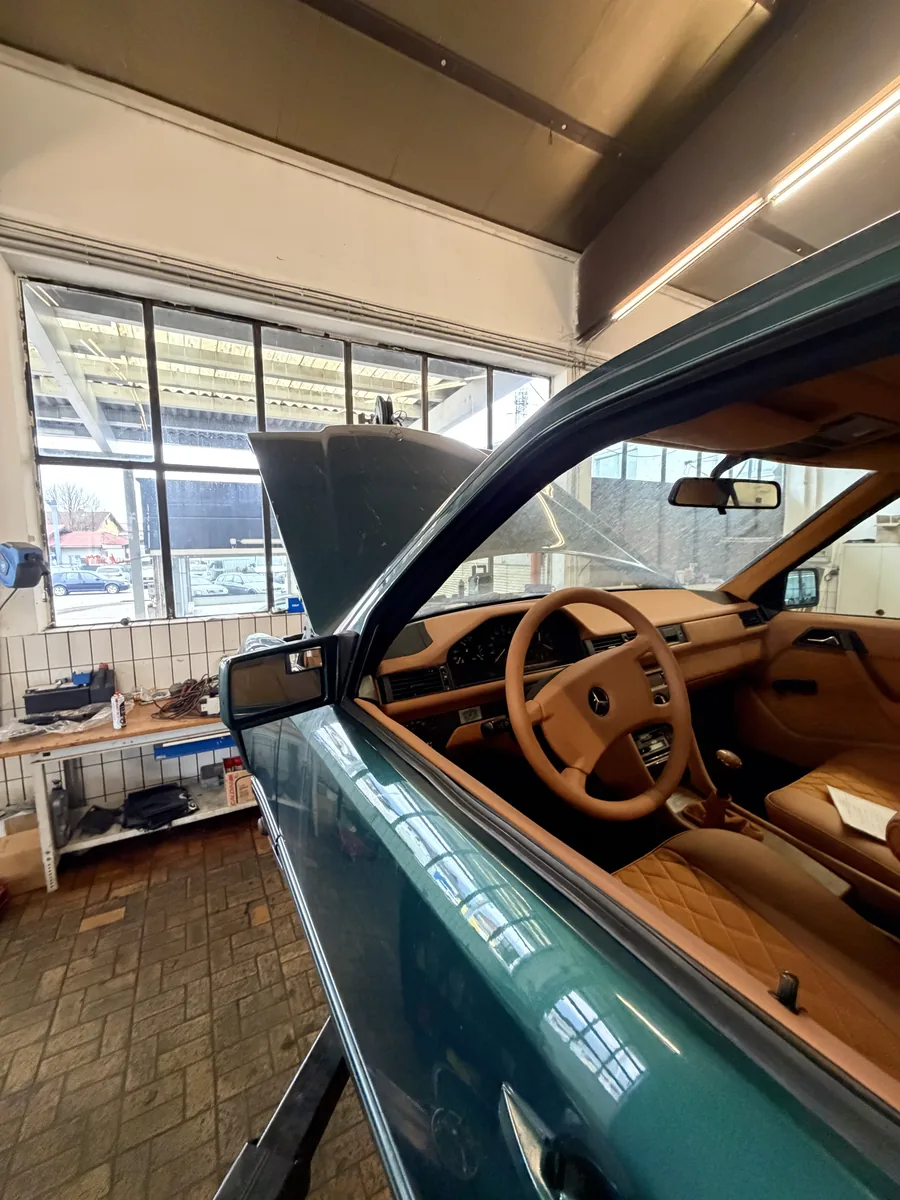 Klassischer Mercedes-Benz mit beigem Lederinterieur in der CTC Werkstatt