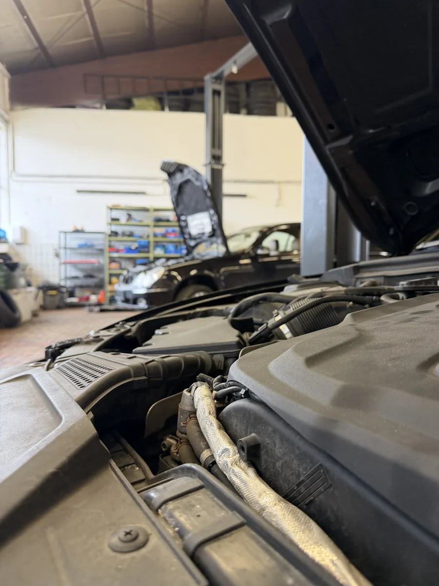 Detailaufnahme eines geöffneten Motorraums während der Reparatur