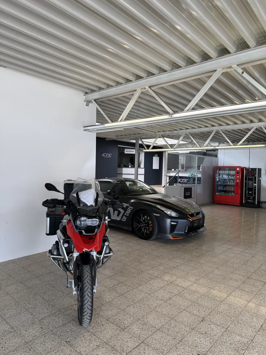 Nissan GT-R und BMW Motorrad im CTC Annahmebereich