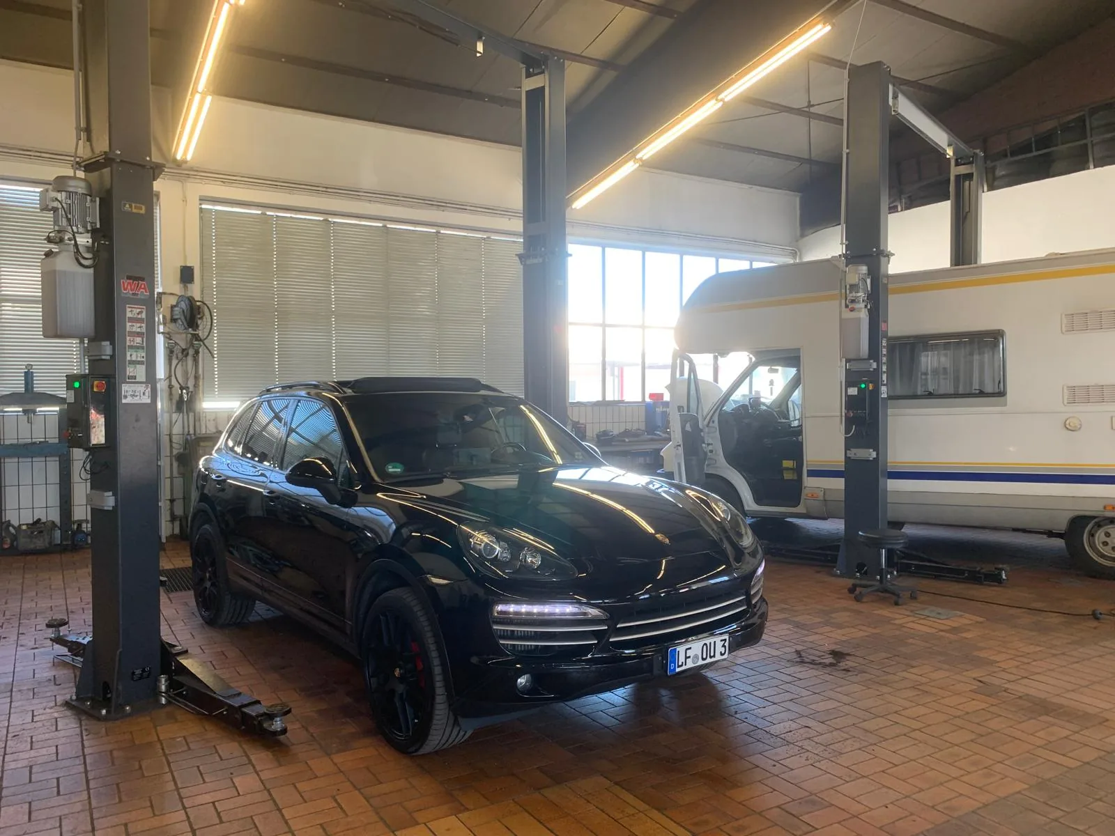 Porsche Cayenne und Wohnmobil gleichzeitig in der CTC Werkstatt