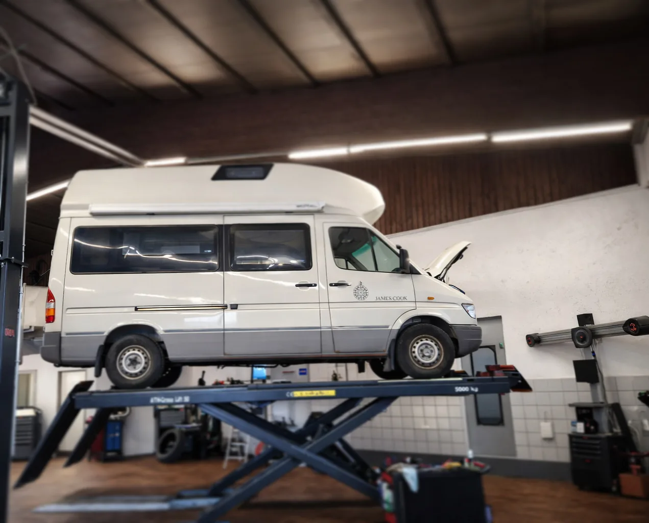 Mercedes James Cook Wohnmobil auf der Scherenhebebühne bei CTC