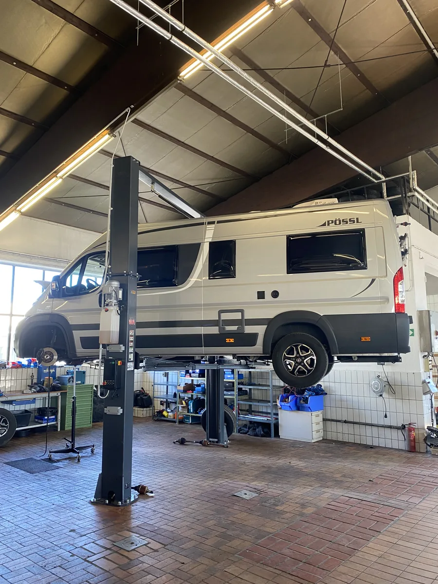 Pössl Wohnmobil auf der Hebebühne – Seitenansicht